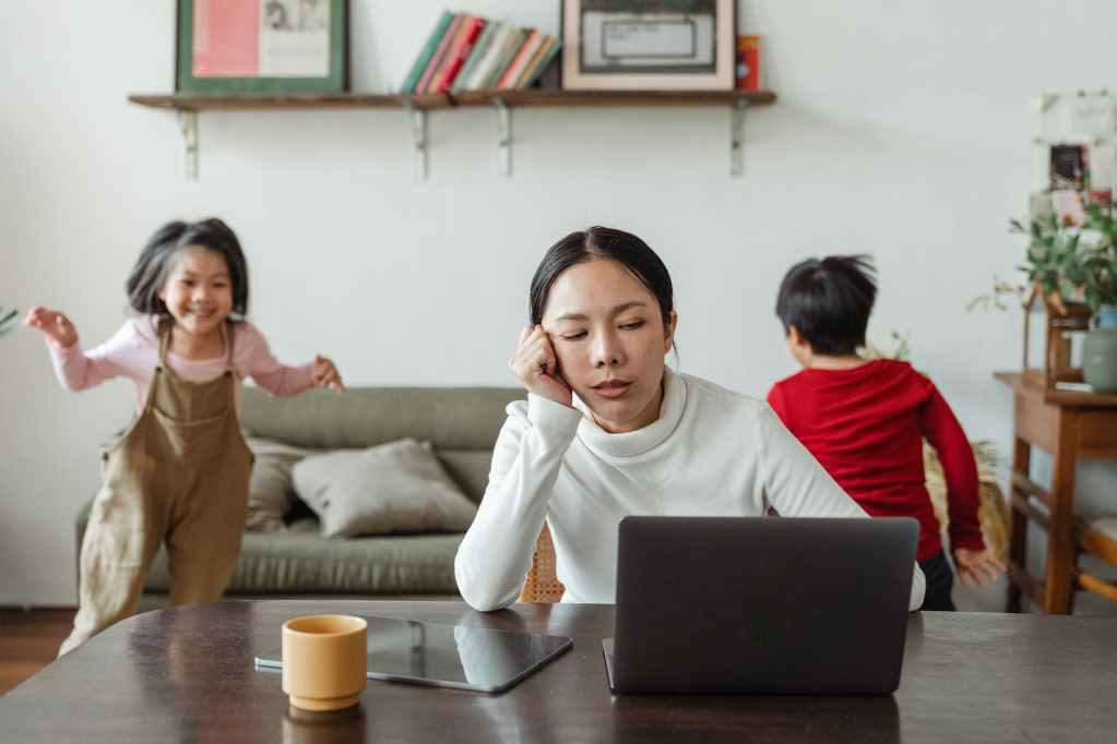 多益聽力-kids making noise and disturbing mom working at home